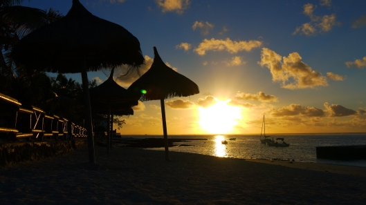 Lever de soleil sur une plage mauricienne...